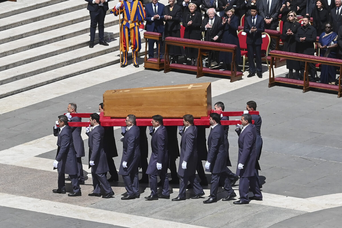 Funeraliile Papei Francisc: Imagini emoționante din Piața Sfântul Petru, în fața a 250.000 de oameni