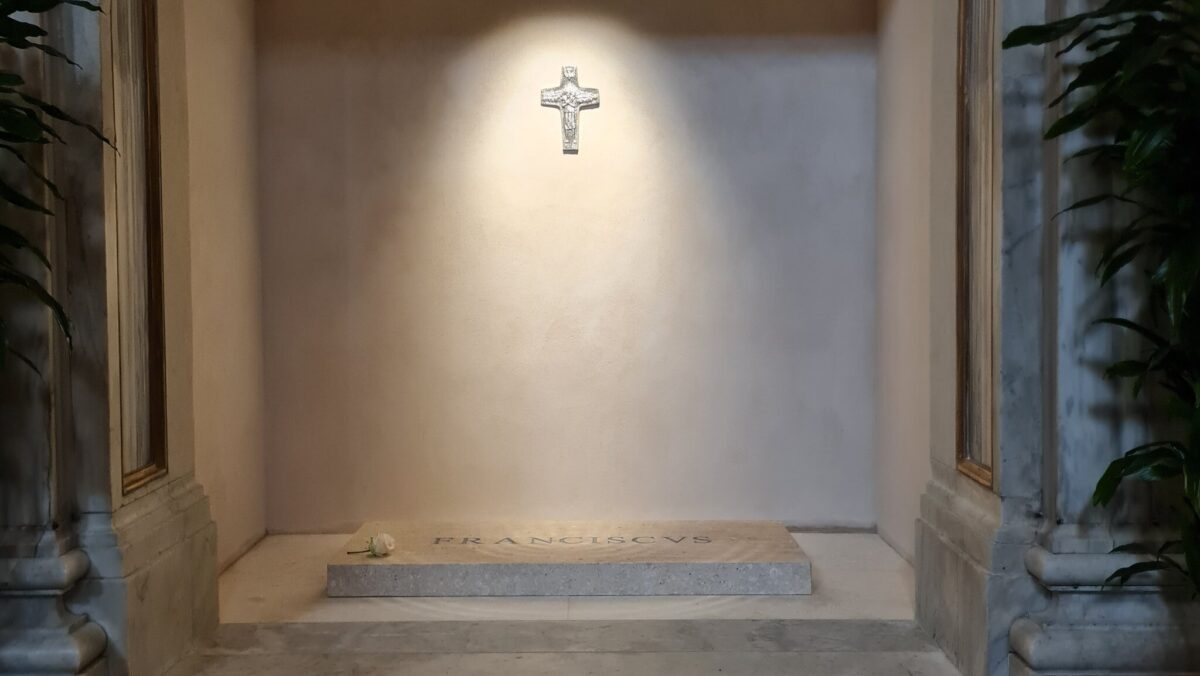 A fost descoperită o greșeală pe mormântul Papei Francisc. Ce spun specialiștii