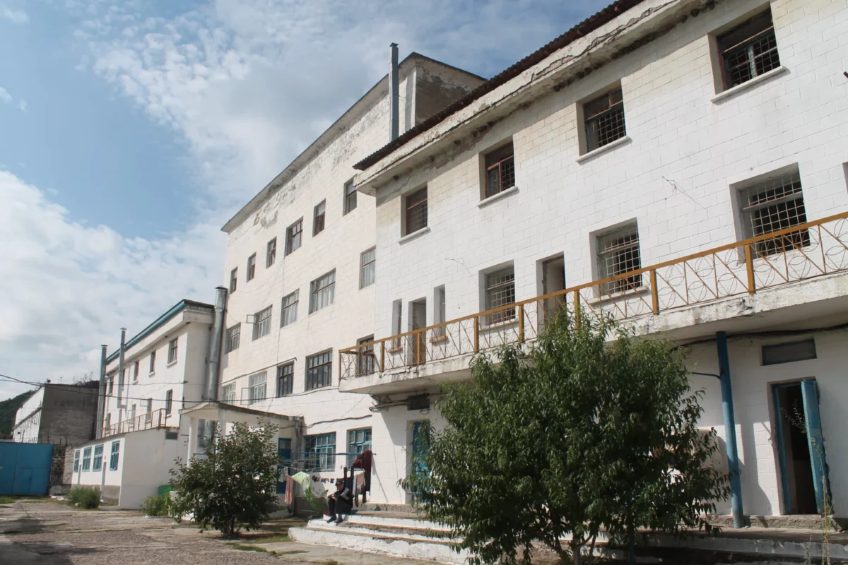 Alertă majoră în penitenciare: Trei deținuți au încercat să fugă, unul a reușit și este în continuare liber