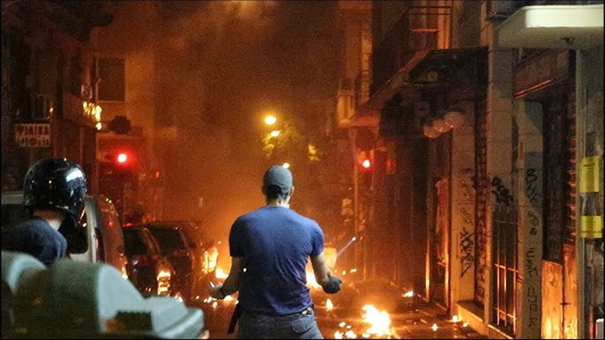 Violențe în Atena. Secții de poliție atacate de grupări organizate