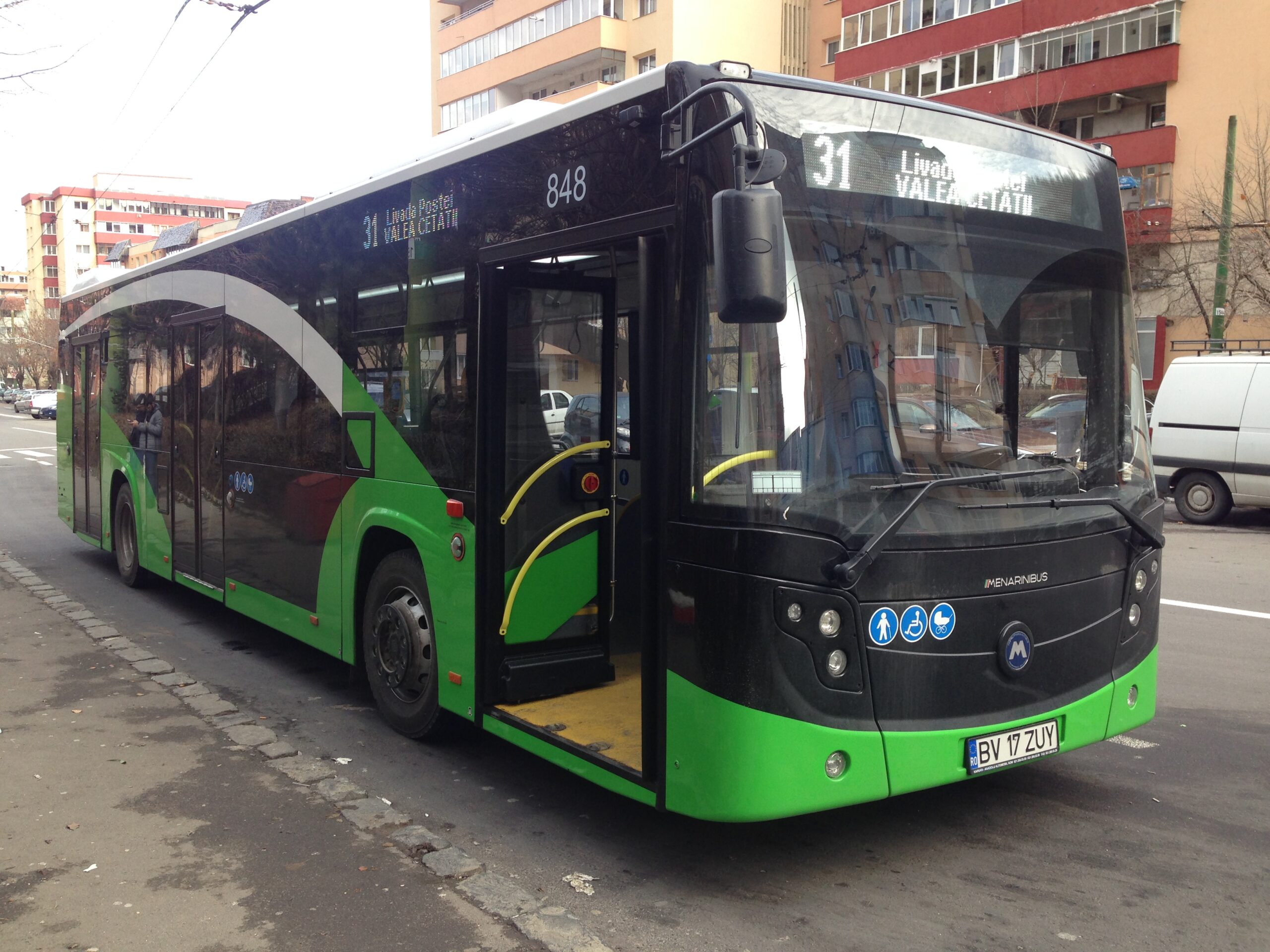 Haos în București din cauza furtunii. Linii STB blocate și troleibuz avariat de copacii puși la pământ de vânt