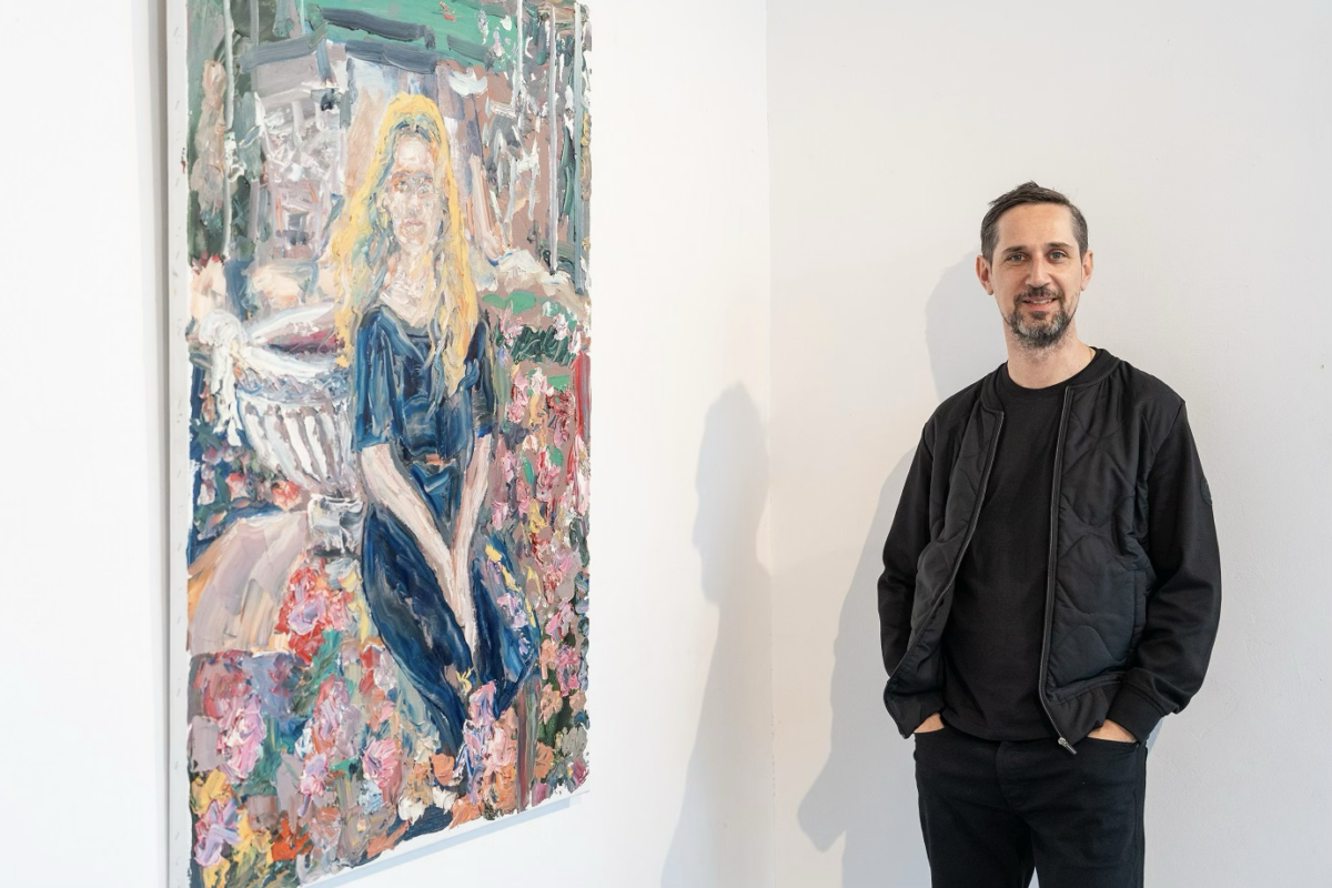 Sorin Scurtulescu, un pictor introspectiv și luminist, lansează expoziția intitulată „Searching”
