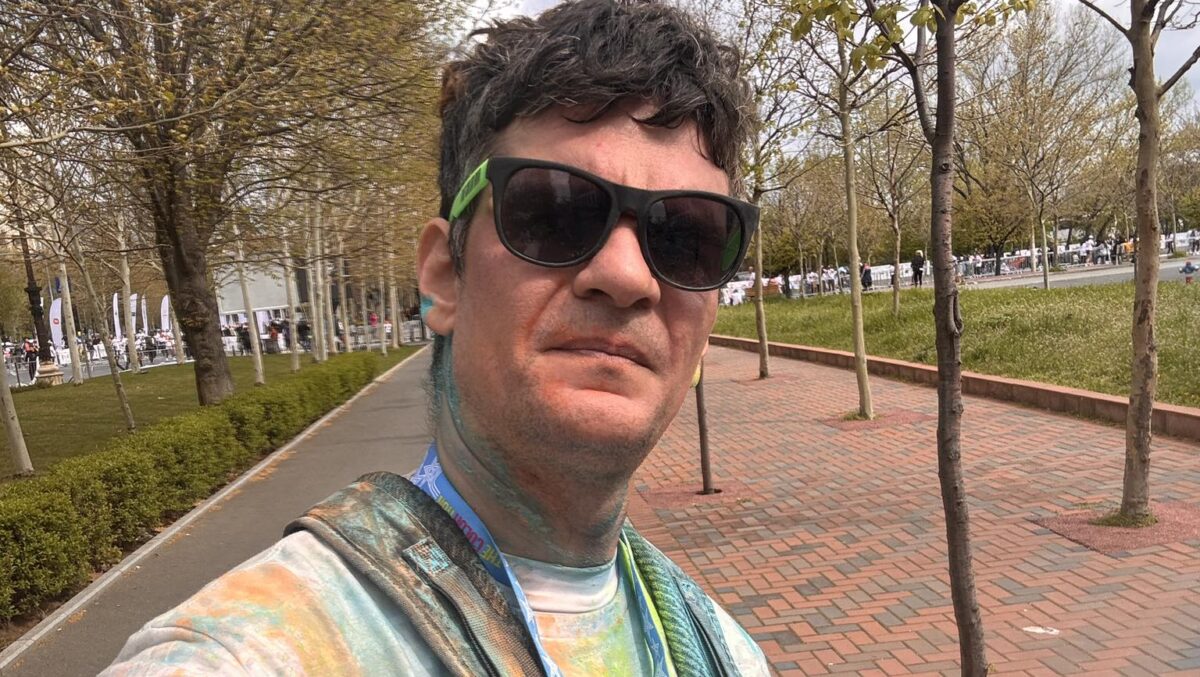 Tudor Chirilă, așa cum nu l-ați mai văzut niciodată. Cum a fost surprins în metrou