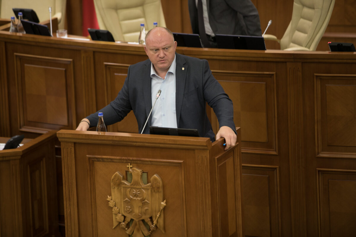 Ipocrizia cu pumni. Un deputat afiliat fugarului Ilan Șor și-a bătut soția în fața copiilor