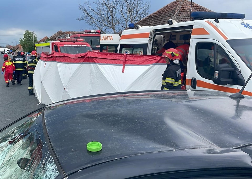 Cinci răniți și trafic deviat după un groaznic accident pe DN76, la Dușești