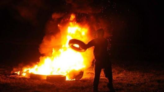 Noaptea de Înviere. Obiceiul arderii cauciucurilor, o tradiție cu efecte toxice