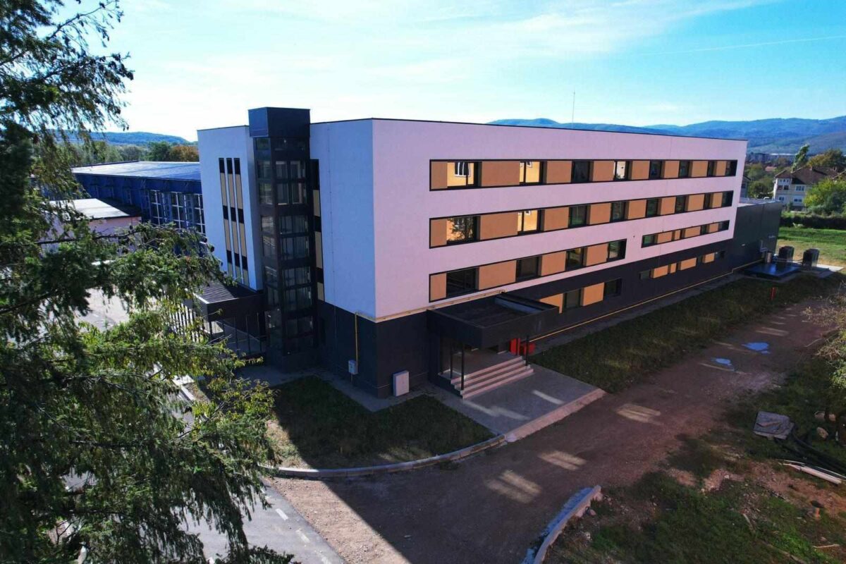 Un internat nefolosit de 20 de ani, transformat în secție de balneologie