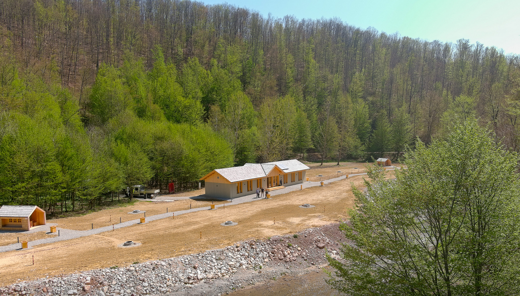 Camping în zona unui lac cu imagine exotică, unic în Romania