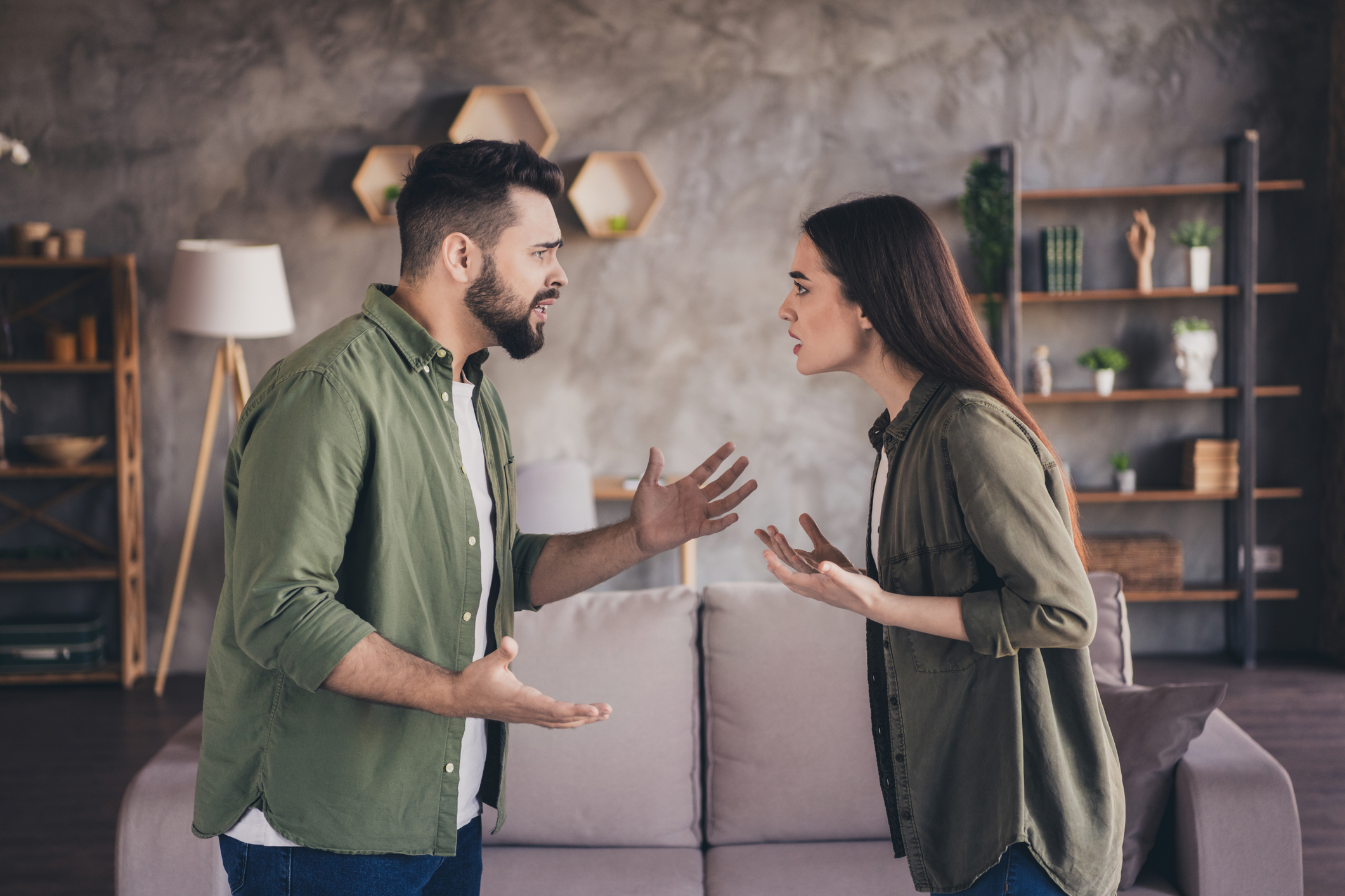 Trei zodii care se ceartă pe 22 aprilie. Zi tensionată în relații și comunicare