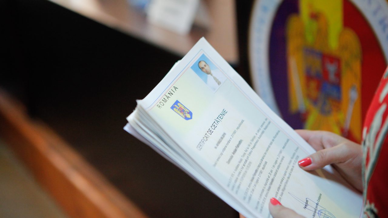 Procurorii au efectuat 37 de percheziții într-un dosar privind cetățenia română