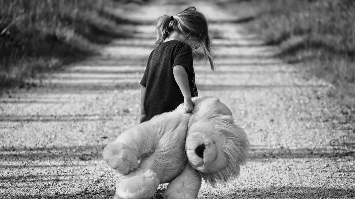 Părinții care pleacă peste hotare fără custodie legală pentru copii riscă amenzi de până la 5.000 de lei