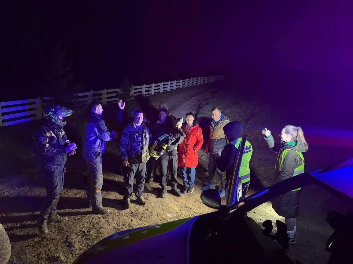 Fetița de 10 ani dispărută la o competiție sportivă în pădure, găsită vie