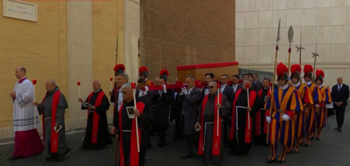 Trupul Papei Francisc, mutat la Bazilica San Pietro