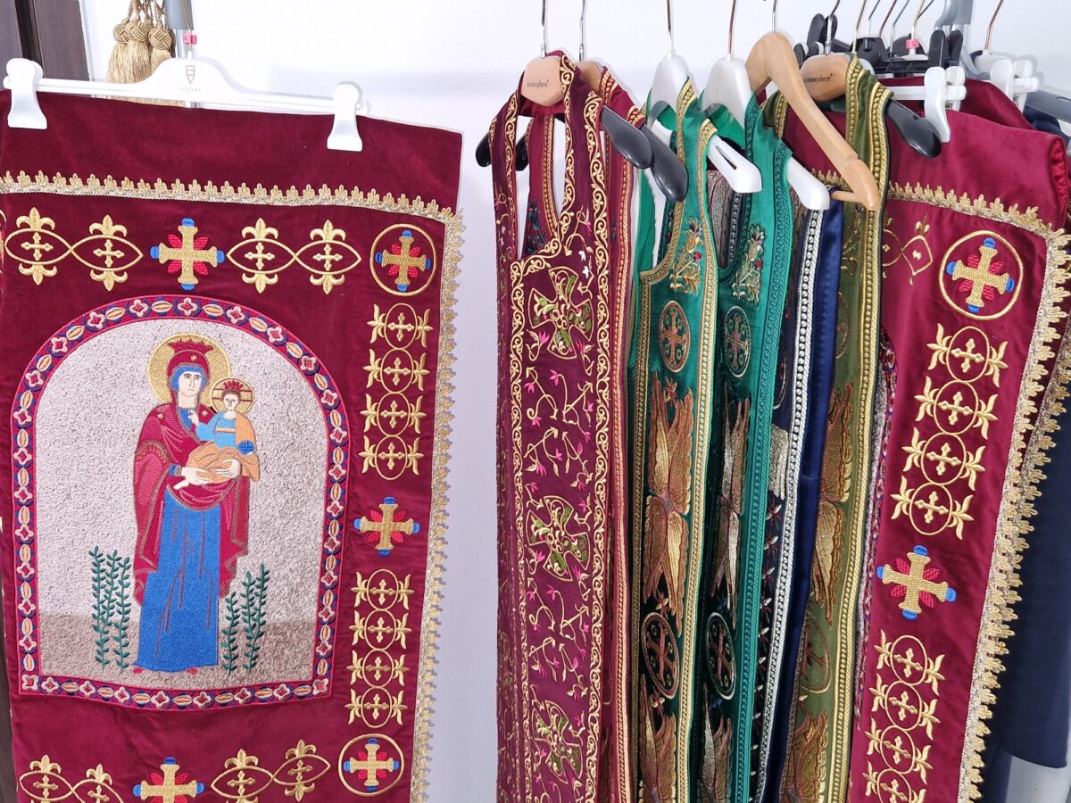 Broderie și credință. Povestea unui atelier care îmbracă spiritualitatea în artă