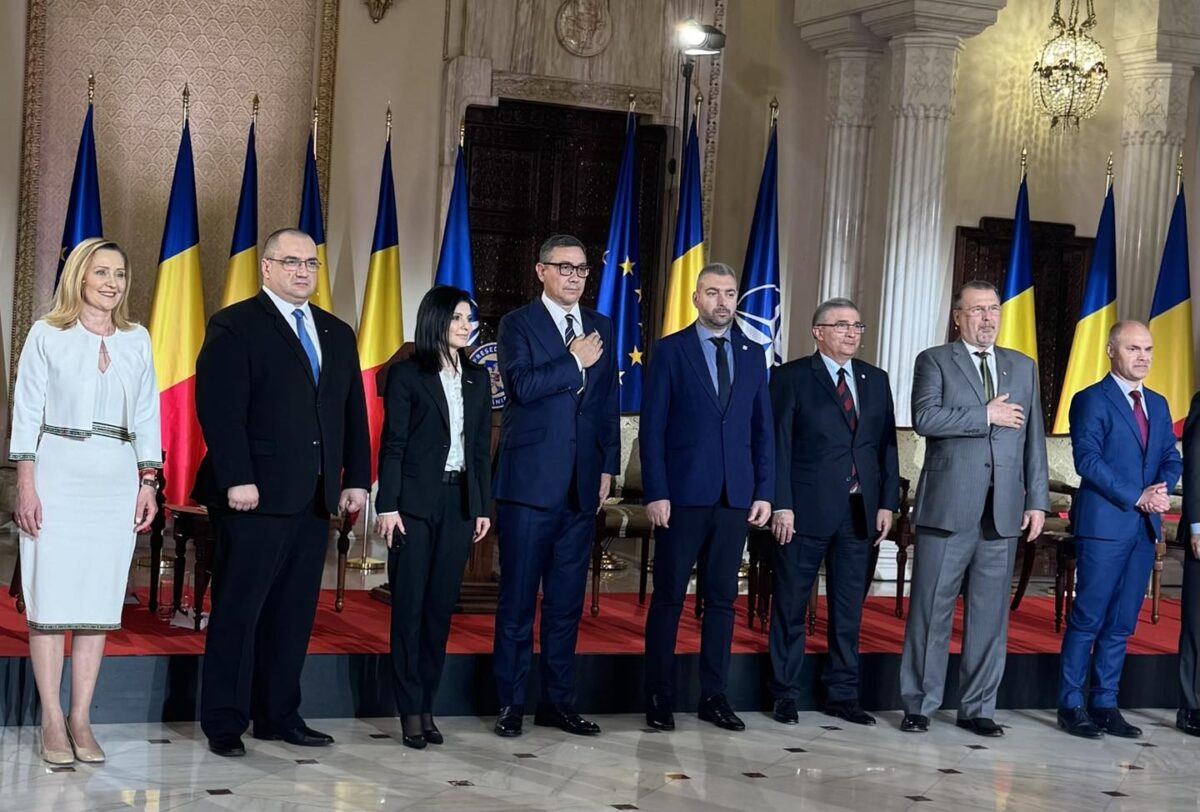 Analiză: Crin Antonescu, singurul prezidențiabil autentic din cele trei dezbateri. Ponta, absent. Nicușor Dan, depășit de miză