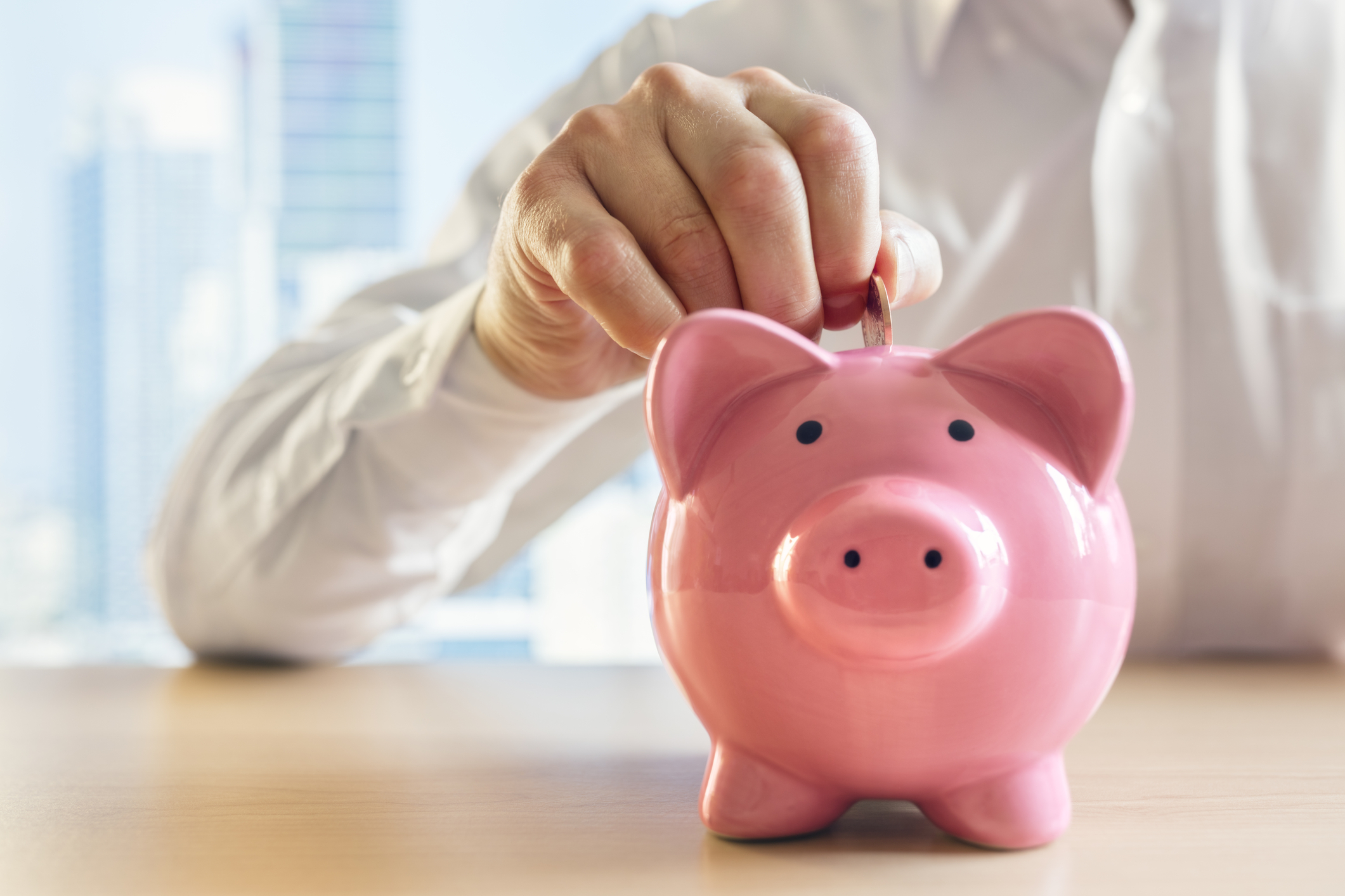 Românii economisesc din teama de incertitudine, nu pentru avere. Patru din zece români au economii
