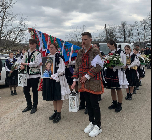 Dansator mort la 30 de ani, dus la groapă în alai de nuntă și cântec de vioară