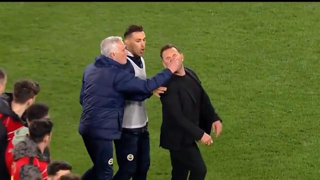 Scandal în Turcia, la Fenerbahce - Galatasaray. Mourinho și-a strâns omologul de nas