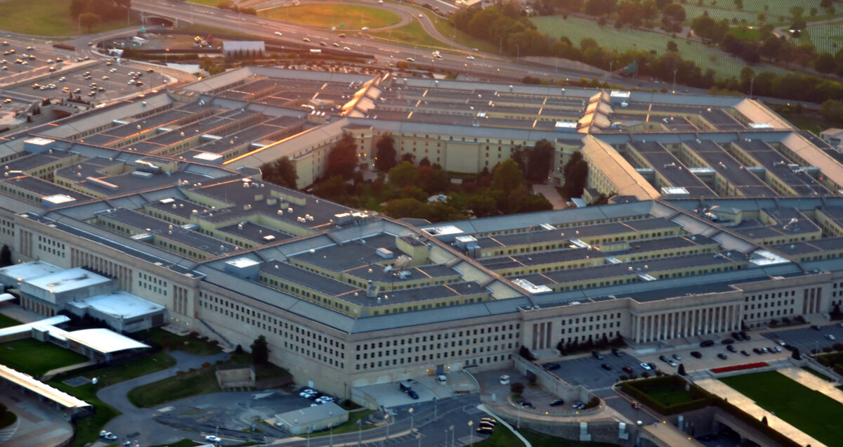 Trei oficiali concediați de la Pentagon acuză că au fost defăimați cu atacuri nefondate