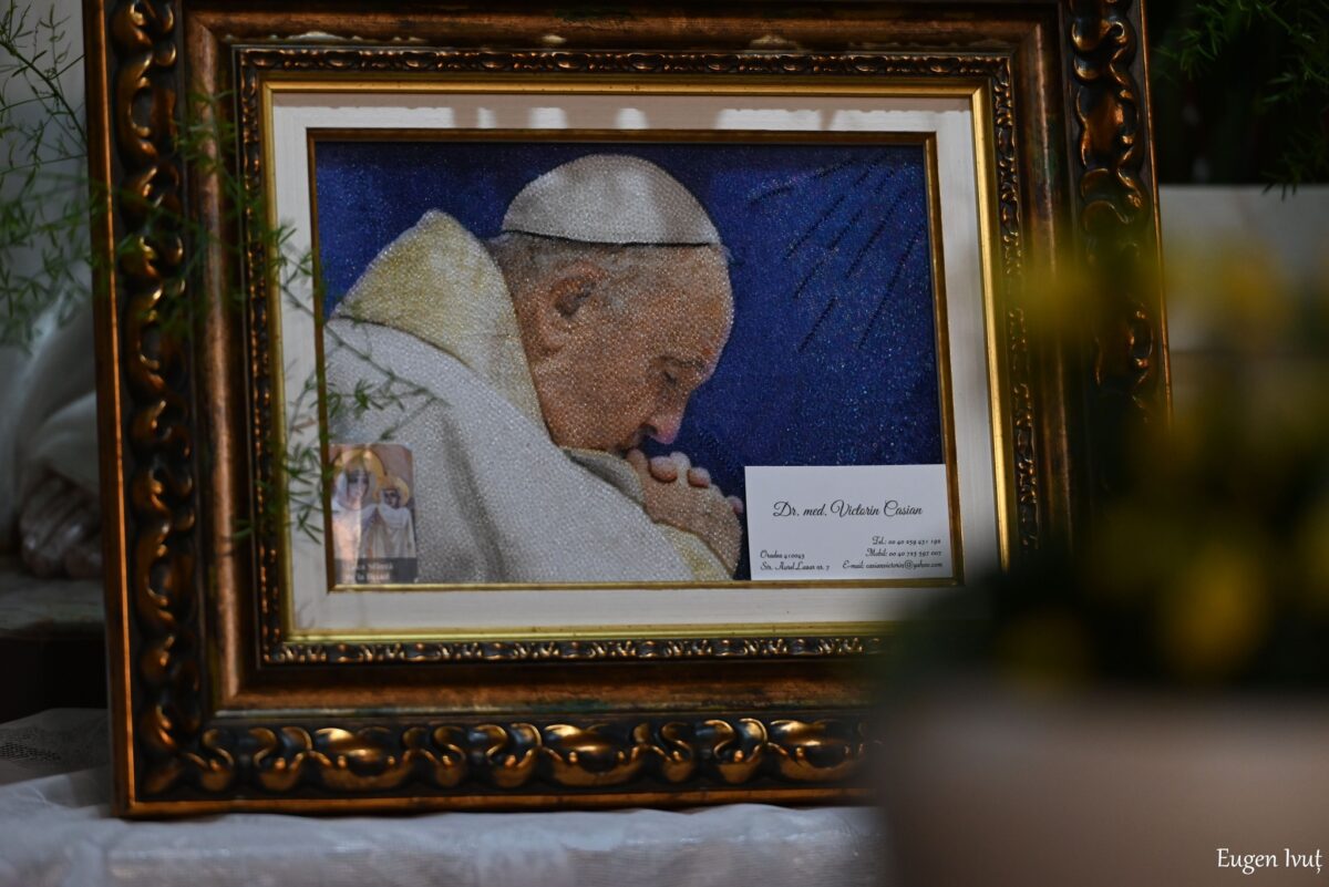 Tabloul Papei Francisc, realizat din peste 10.000 de mărgele de un stomatolog orădean