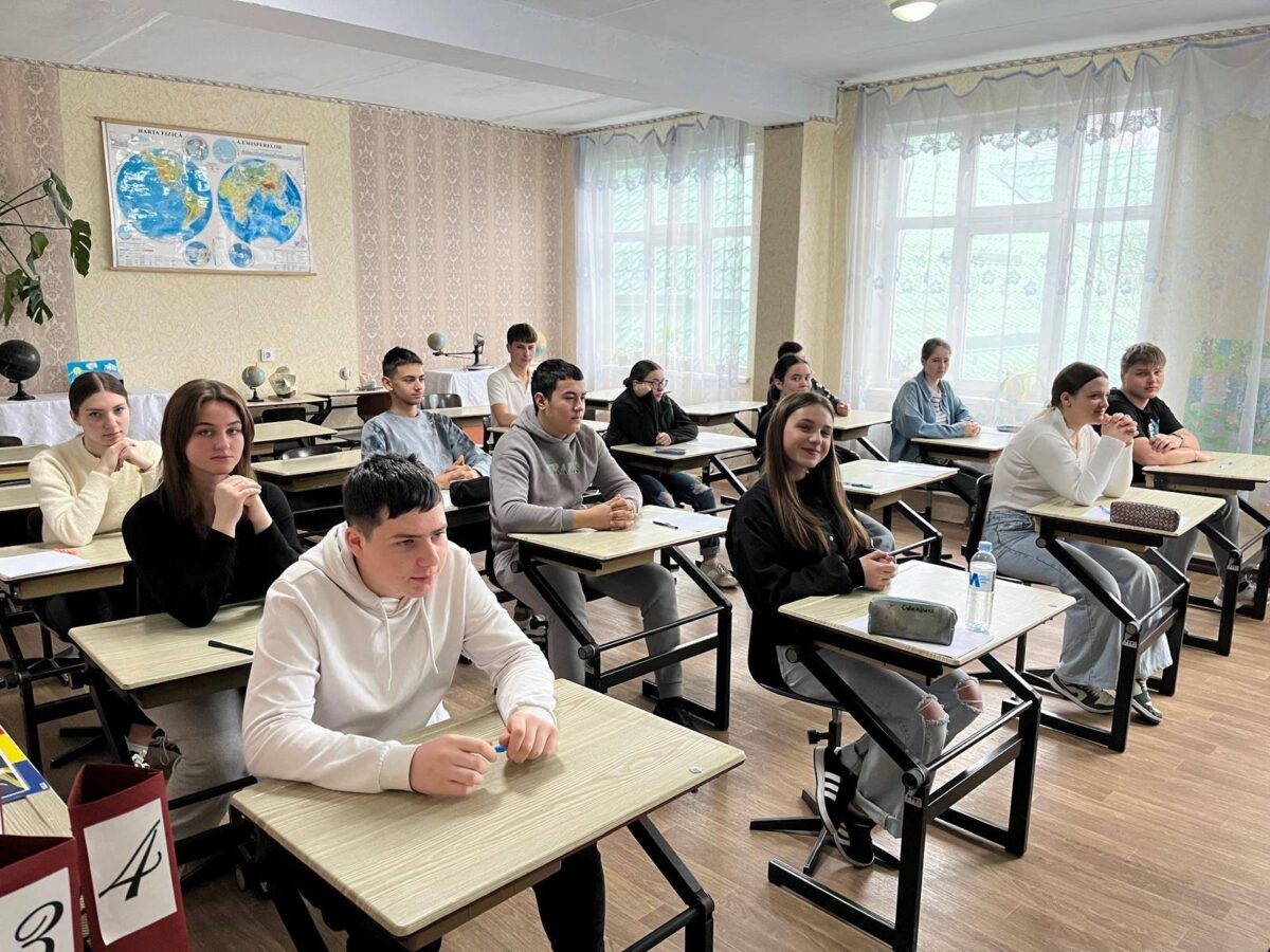 O elevă de 16 ani, reținută de polițiști, după ce a lovit o profesoară