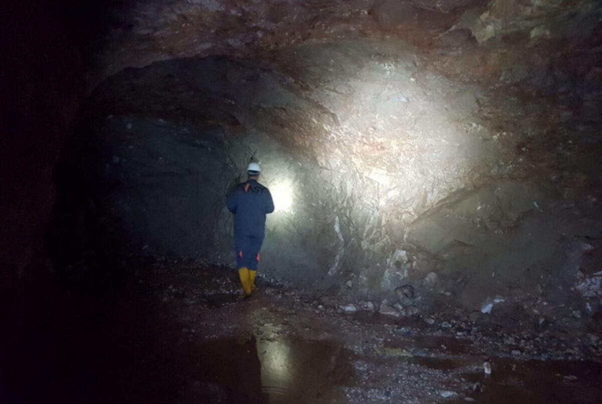 Banii obținuți din vânzarea diamantelor din Zimbabwe, investiți de britanici în minele din România