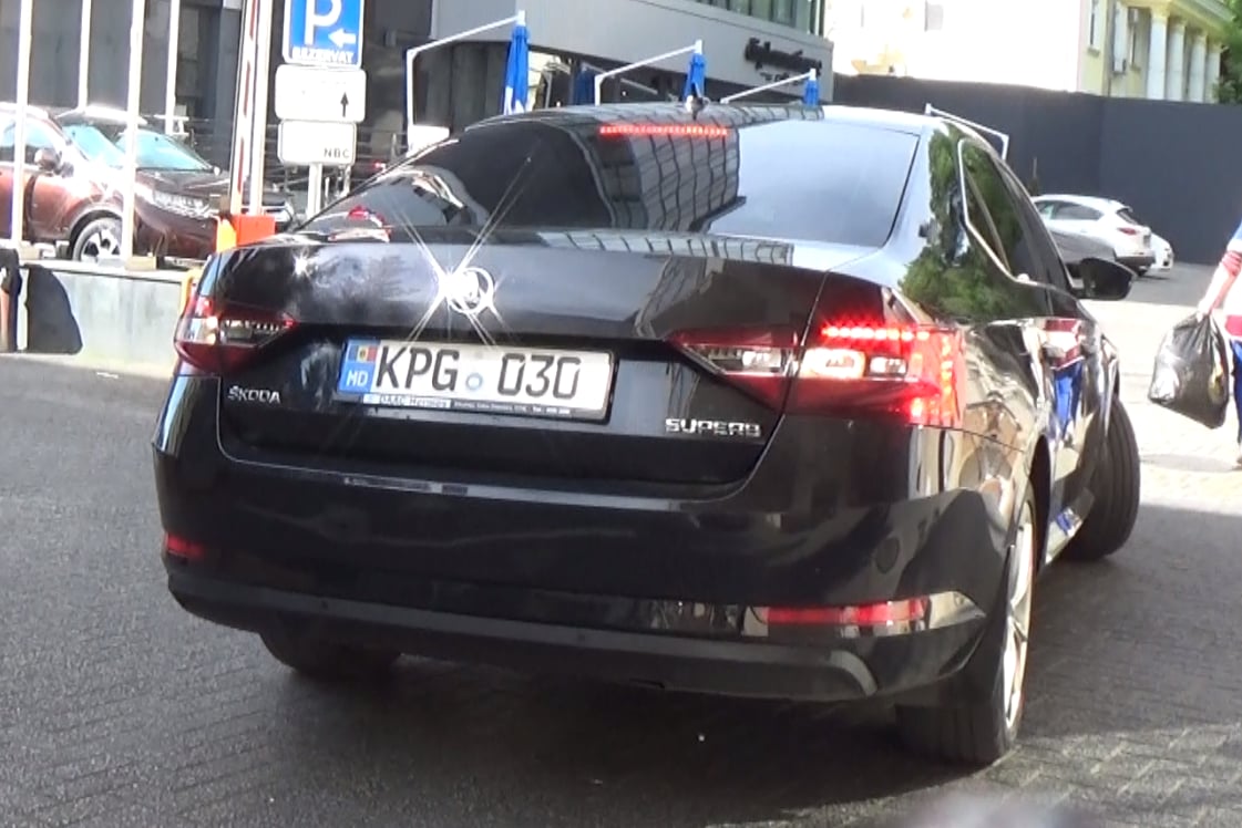 La şcoală, cu maşina Procuraturii Generale. Video