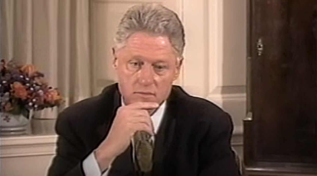 Bill Clinton a împins-o pe Hillary în plină stradă. Momentul a fost filmat