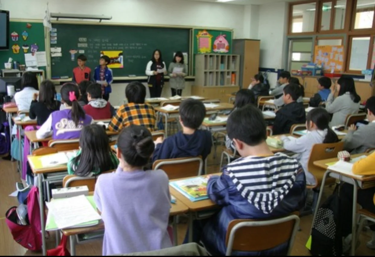 Grădinițele și școlile rusești organizează nunți simulate pentru copii la stare civilă