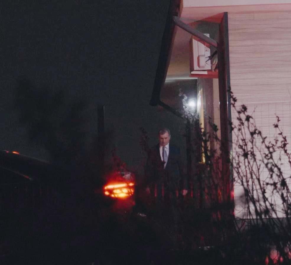 Scandalul pozelor false! Casa care apare în imagini, închiriată de un grup de tineri. Au făcut poze și au acoperit camera de supraveghere