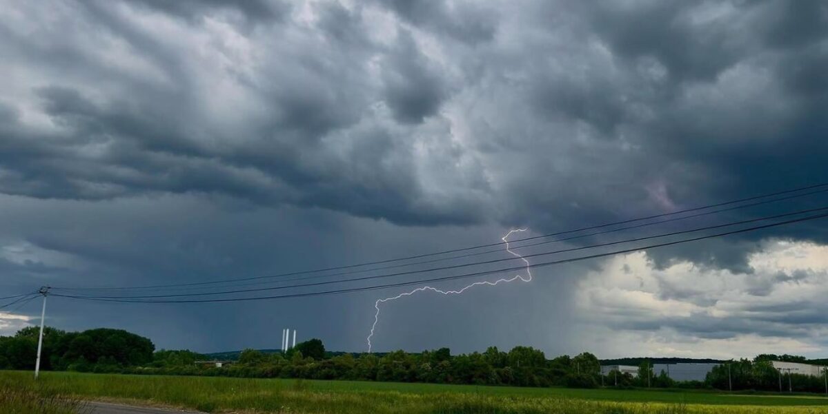 Zboruri întârziate la Roissy, furtuni și grindină... Ploi torenţiale de la Paris la Montpellier