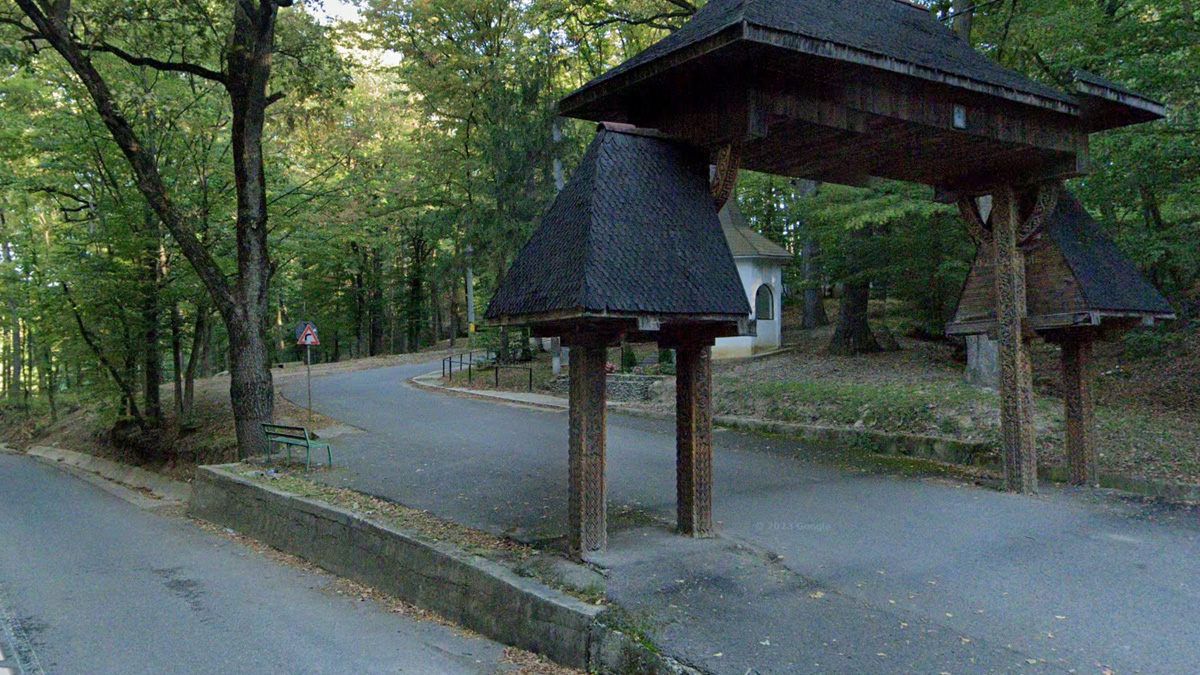 Cum a supraviețuit un loc sfânt prigoanelor și timpului. Povestea unei mănăstiri ascunse în pădure