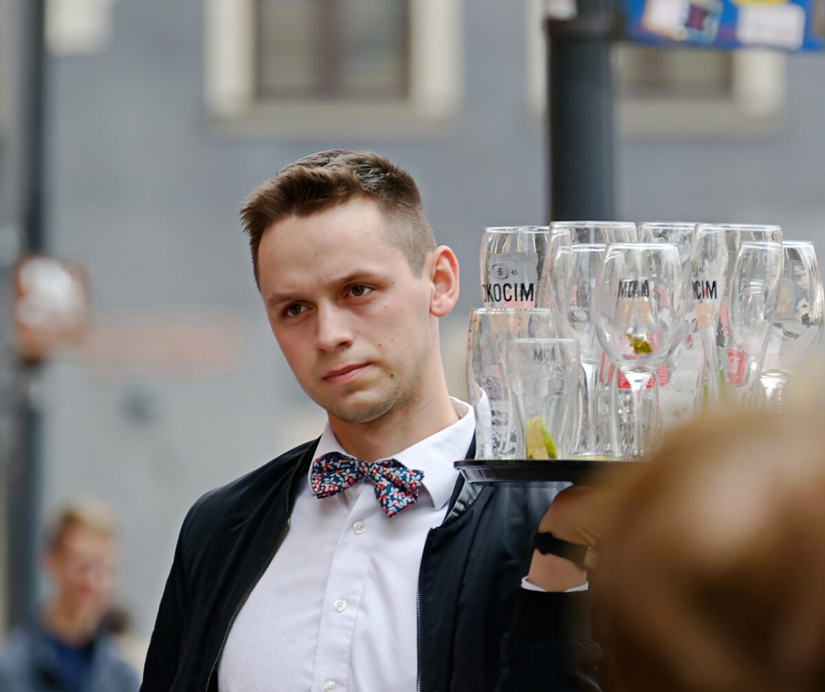 Sezonul estival vine cu salarii tentante. Cât de profitabil poate fi un job pe litoral