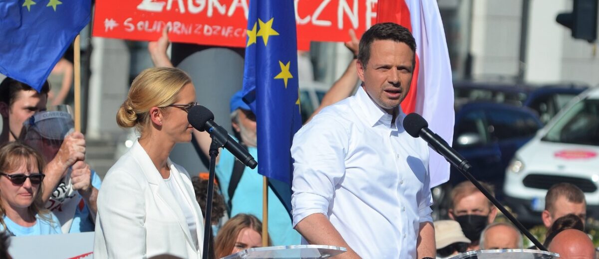 Alegeri prezidențiale în Polonia, turul II. Candidatul coaliției de guvernare din Polonia conduce la limită în sondaje