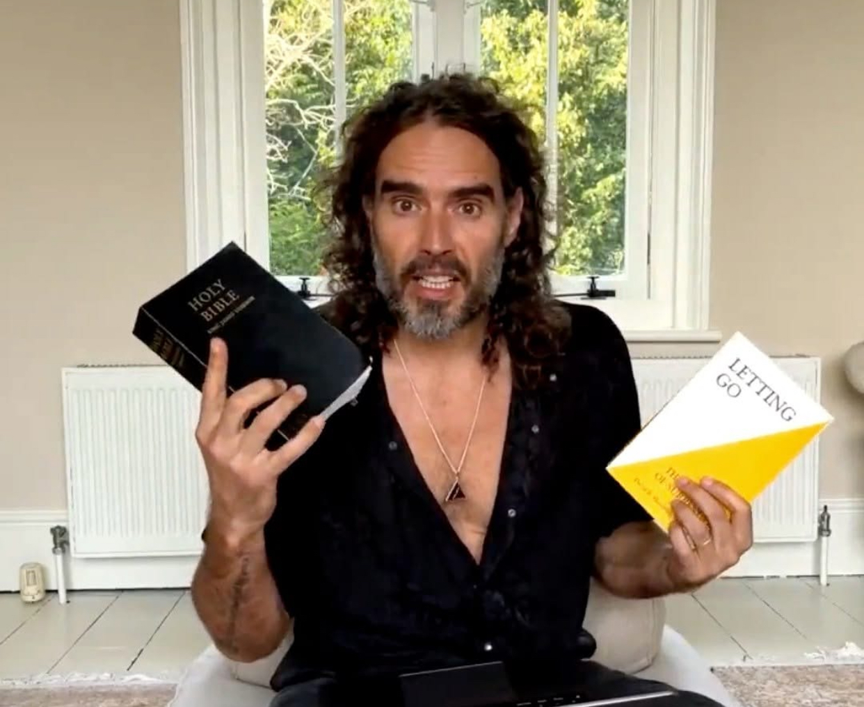 Soția lui Russell Brand, judecat pentru viol și agresiuni sexuale: „Îi era greu să fie monogam”