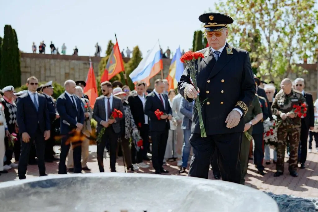 Rușii ne sfidează deschis chiar la noi acasă. Ceremonie cu drapele sovietice, imn rusesc și omagii aduse armatei roșii