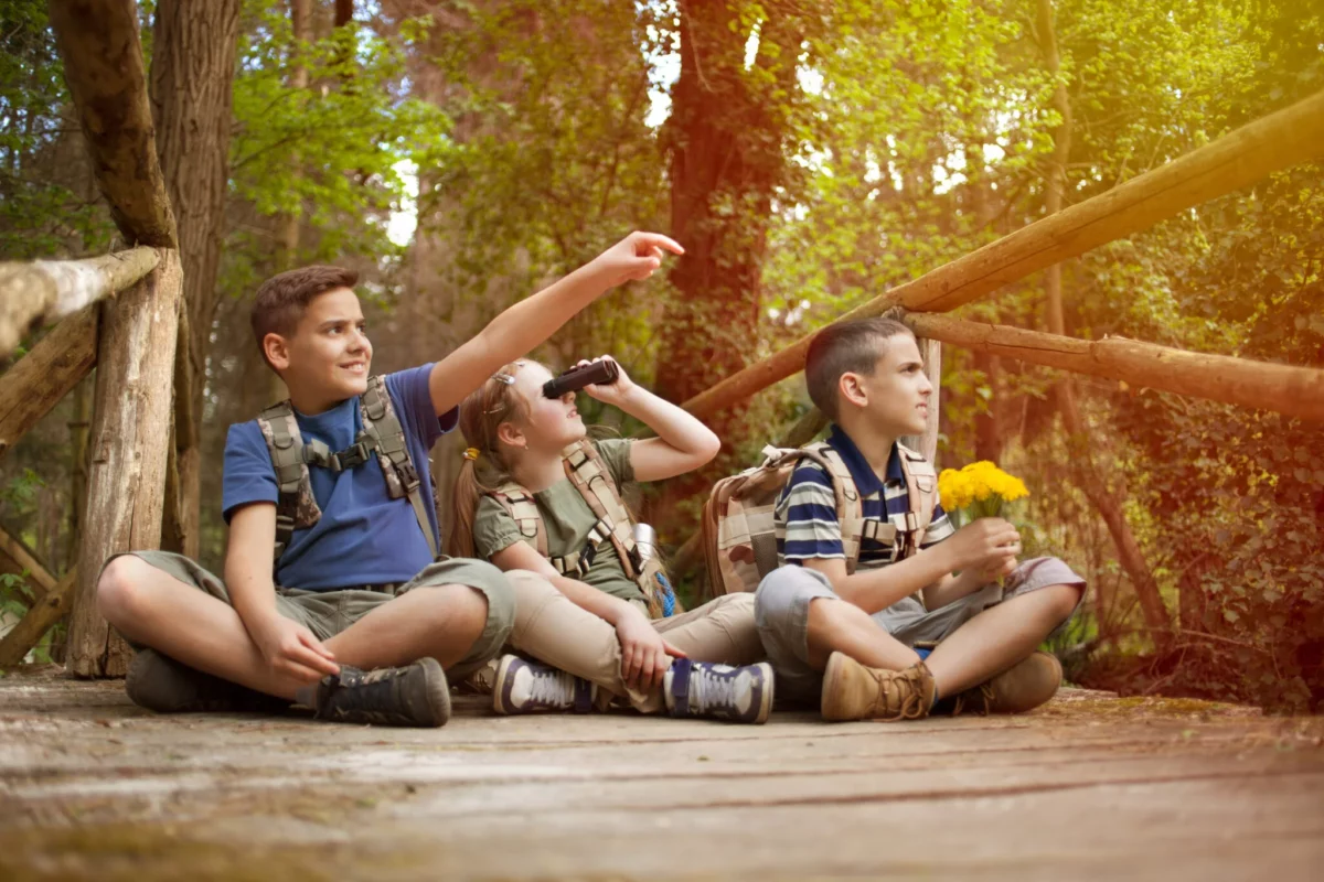 Telefonul fără fir care unea cartierele din România. Viața fascinantă a copiilor înainte de internet