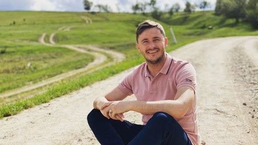 Secretarul european Marta Kos, vizită în satul natal al actorului Emilian Crețu. Este aşteptată cu zeamă şi sarmale