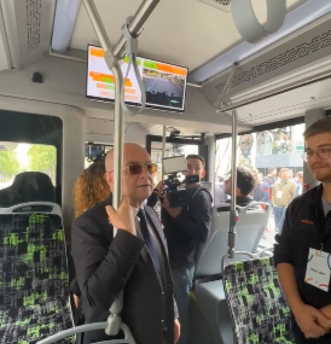 Autobuzul fără șofer, testat pe străzile din Cluj. Primarul Boc, pasager
