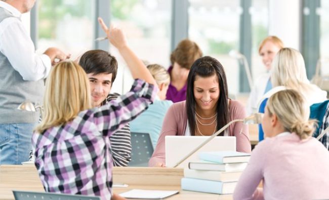 Teza de licență ar putea dispărea din sistemul de evaluare. Ministerul Educației ia în calcul noi metode în era inteligenței artificiale