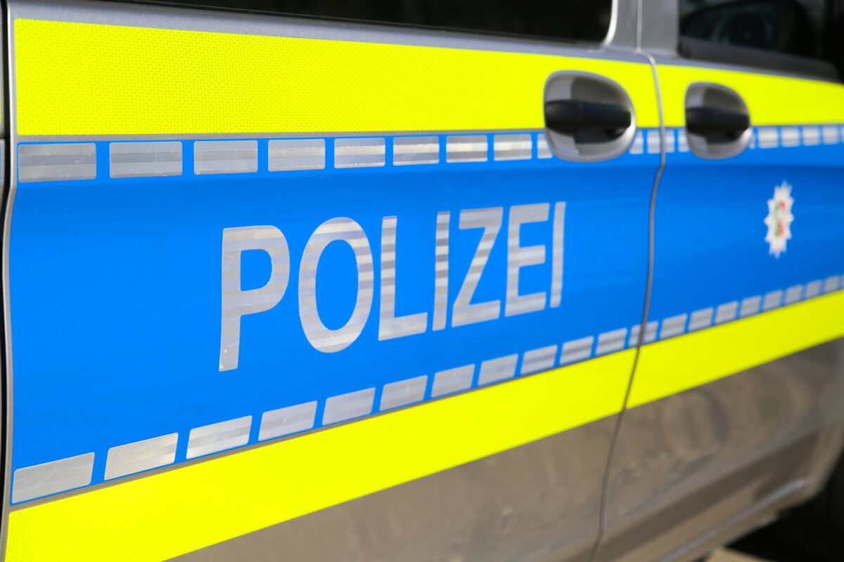 Un român a rămas blocat într-un container în timp ce fura haine. După ce a fost eliberat, polițiștii l-au găsit într-un alt container