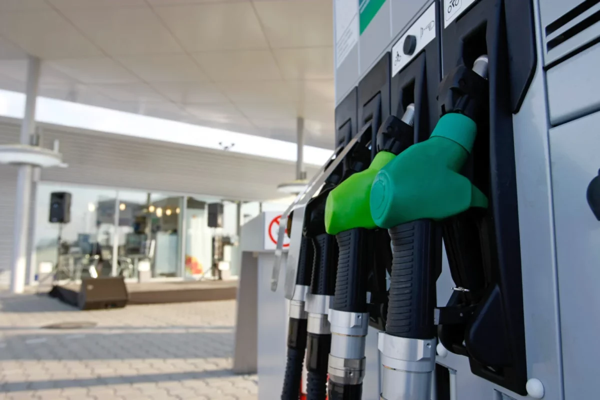 Taxe pe profiturile companiilor din energie. Cinci state UE cer măsuri de criză în urma scumpirilor de la pompă