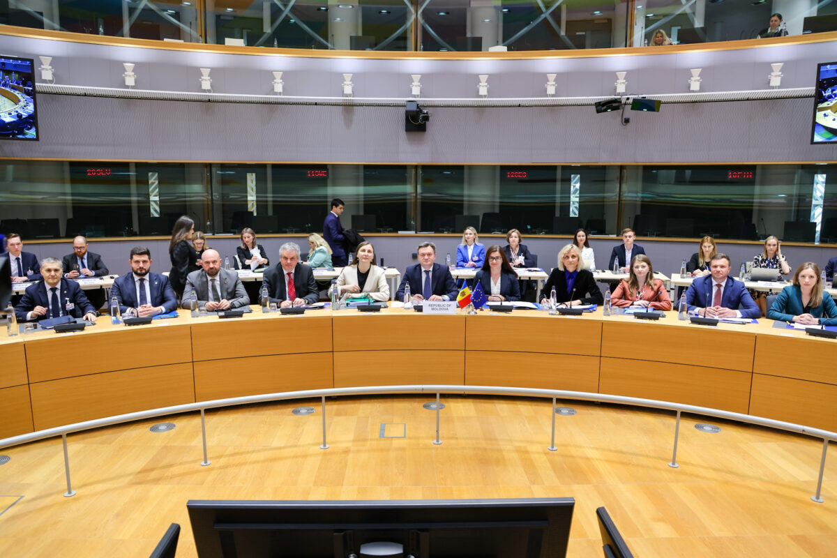 Dorin Recean la Bruxelles. Rusia încearcă să destabilizeze Republica Moldova prin dezinformare și influență politică