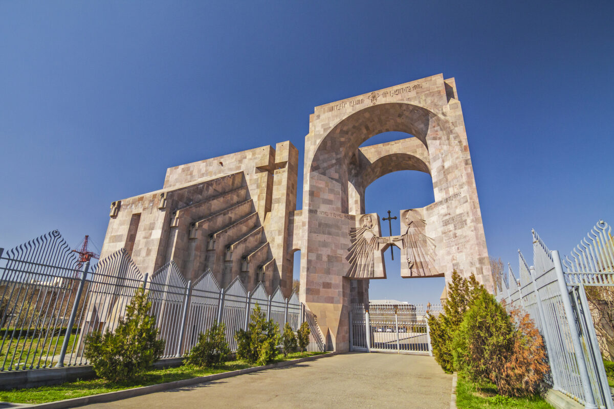 Sabia și crucea: Confruntare istorică între Biserică și Guvern, în Armenia