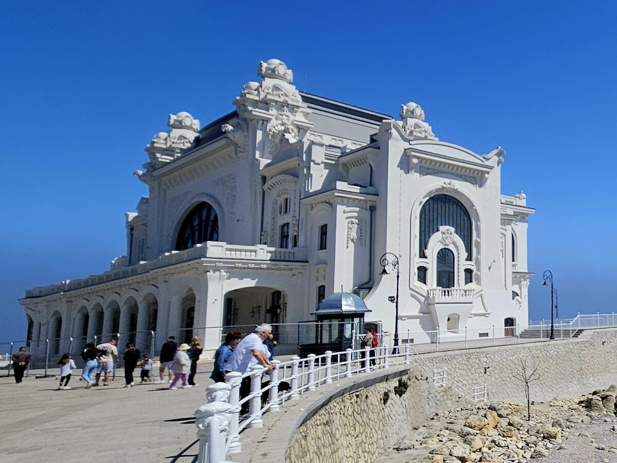 Monument istoric, tratat ca un suvenir. Cazinoul din Constanța, vandalizat de vizitatori