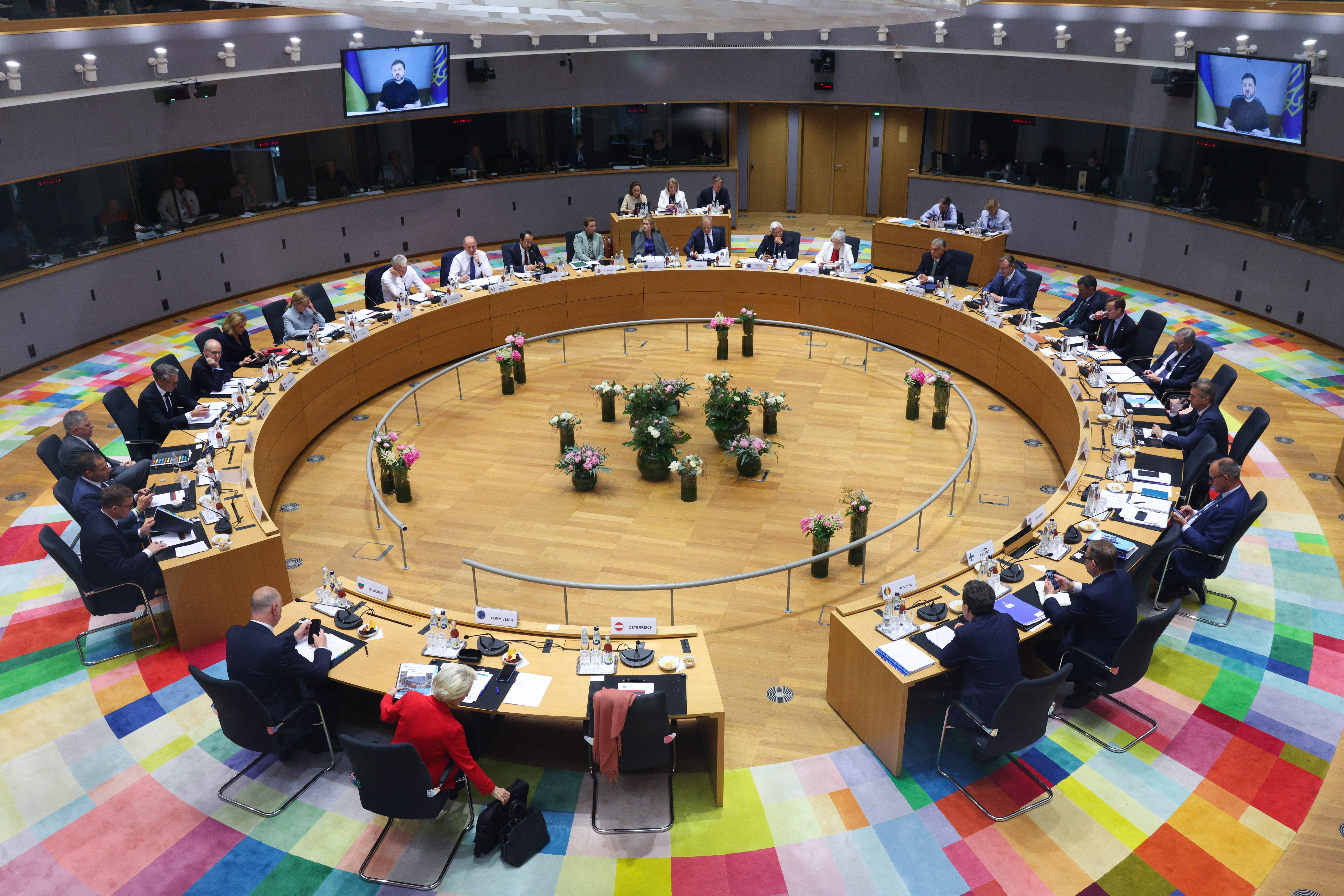 Consiliul European analizează extinderea UE și bugetul pentru următorii ani. Drona prăbușită în România alimentează discuțiile despre apărare