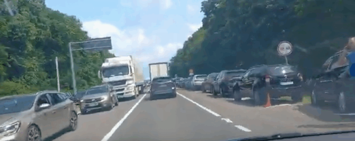 Trafic infernal pe şoseaua Chişinău – Leuşeni. Mii de pici au dat curs invitaţiei Maiei Sandu. Video
