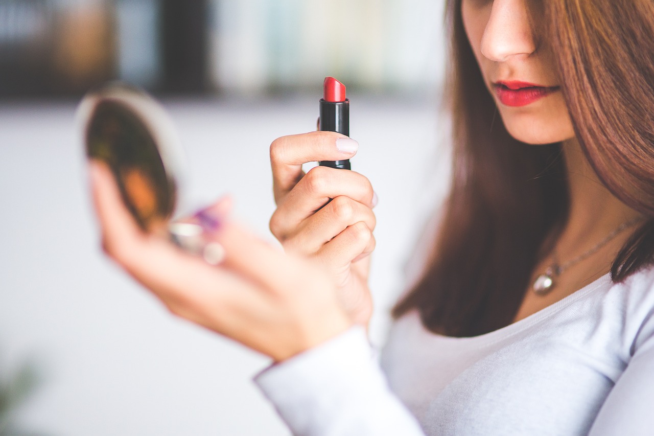 Românii investesc mai mult în skincare și parfumuri. Piața cosmeticelor crește cu 11%, iar trendurile se schimbă radical