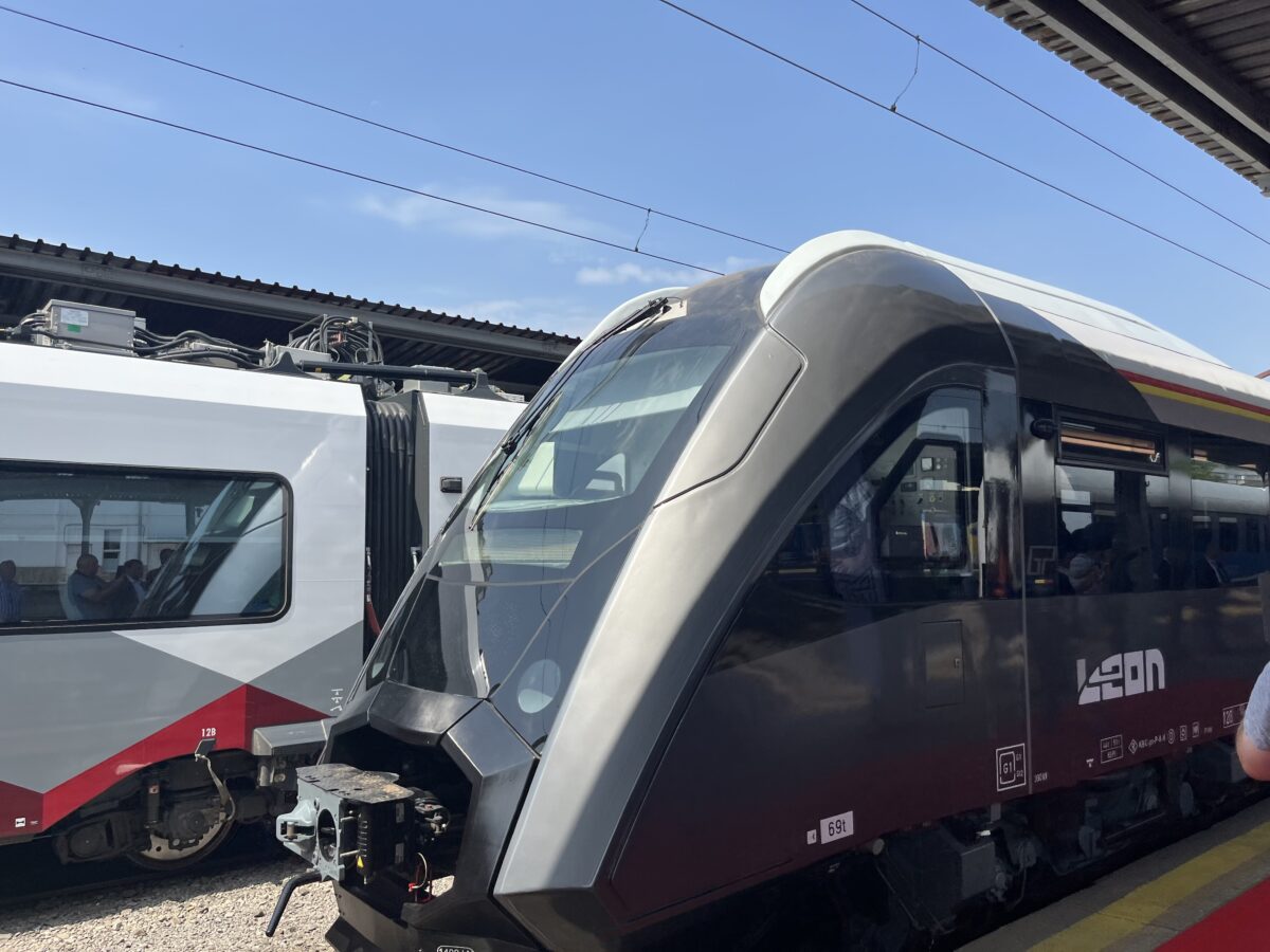 Leon, primul tren fabricat în România, a fost pus pe șine. A fost testat pe o distanță de 30.000 de km
