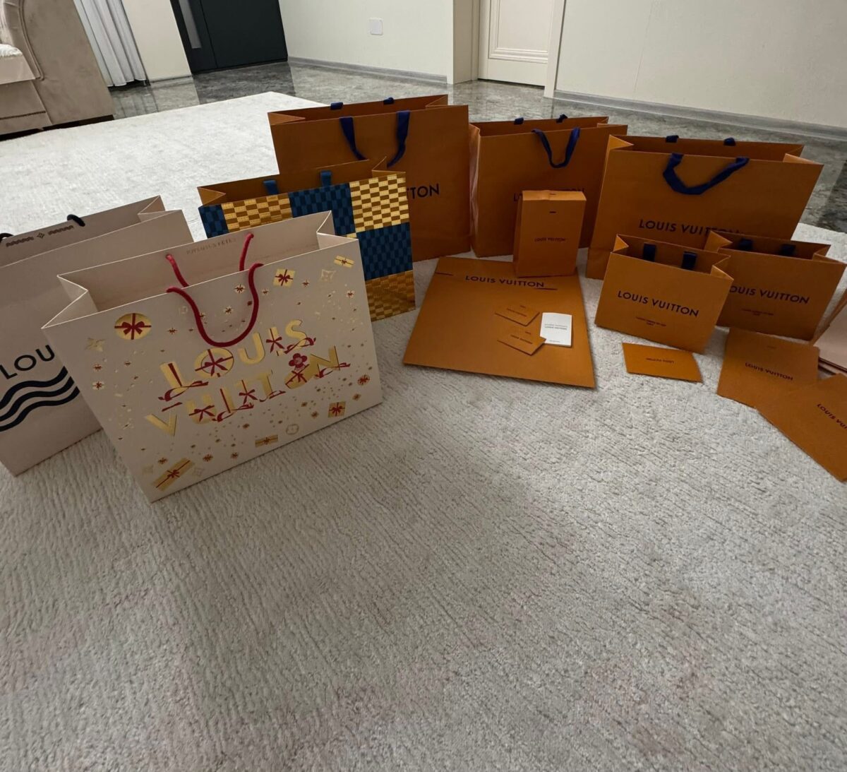 Pungi și cutii Dior și Louis Vuitton, goale la vânzare. Afacere nouă pe bani mulți